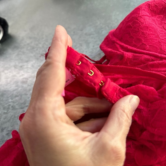 VICTORIA'S SECRET THE LACIE STRETCH BRIGHT
RED LACE LINGERIE TEDDY medium - Picture 9 of 9